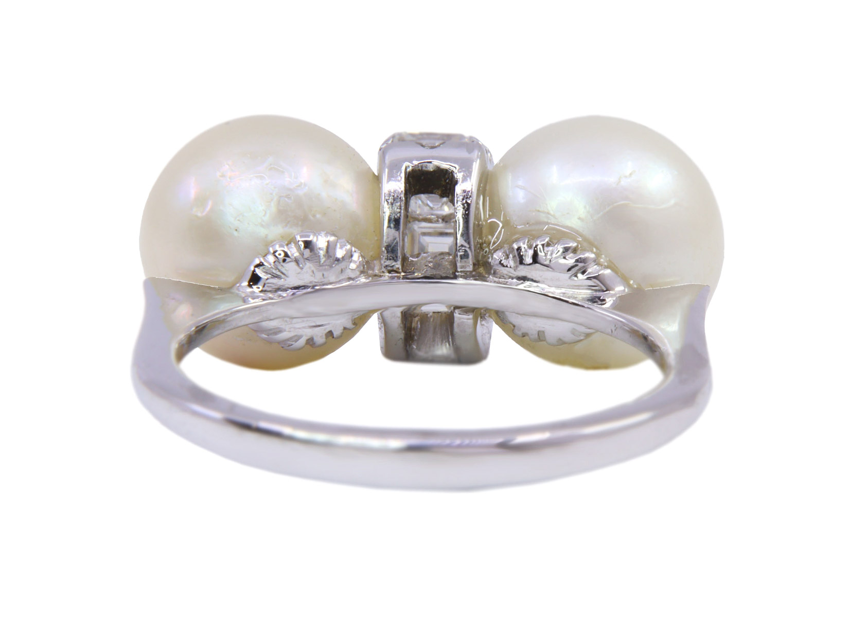 Anello in oro bianco a titolo 750/°°° di grammi 6.00 con due perle e dei diamanti naturali.