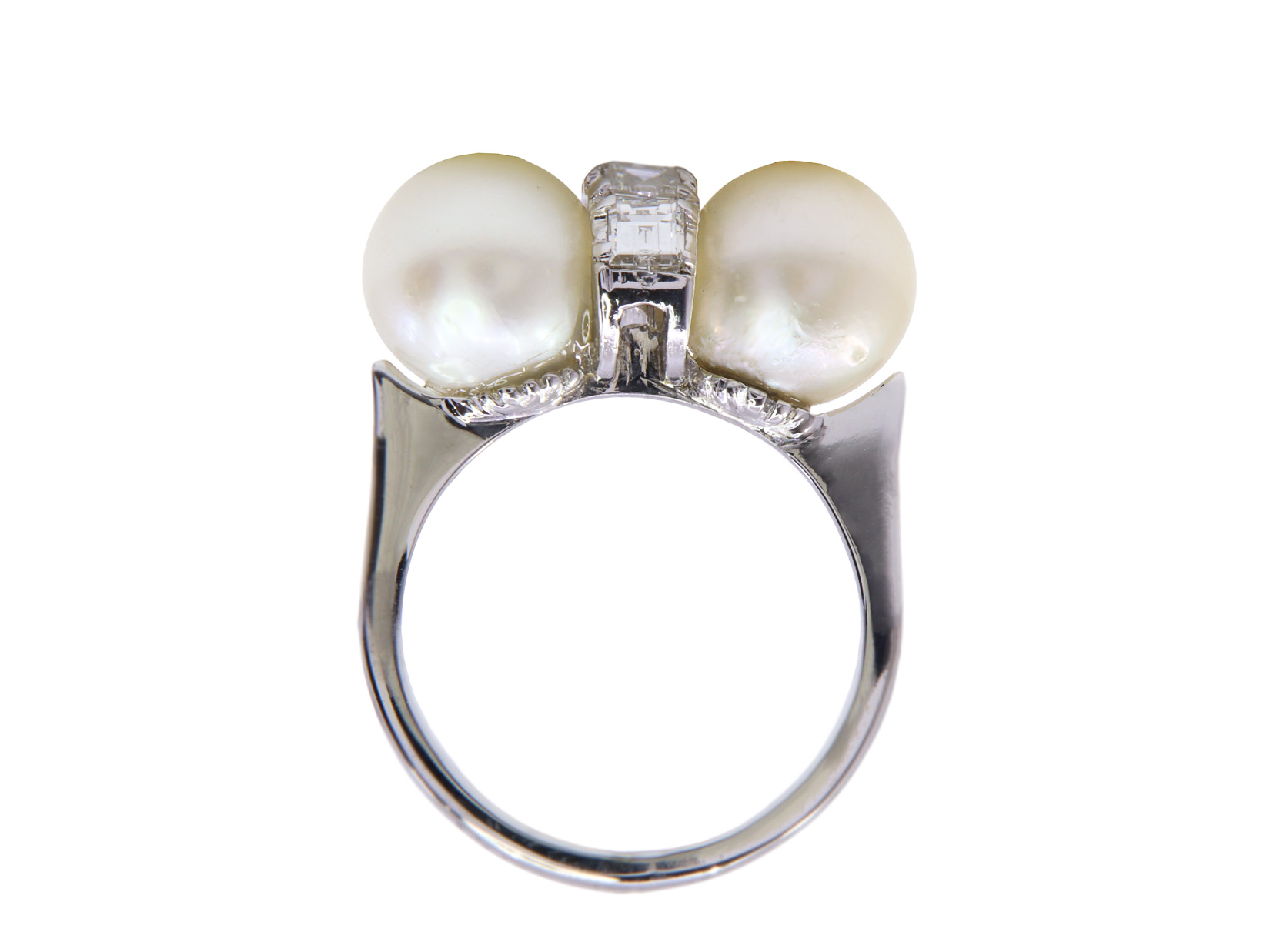 Anello in oro bianco a titolo 750/°°° di grammi 6.00 con due perle e dei diamanti naturali.