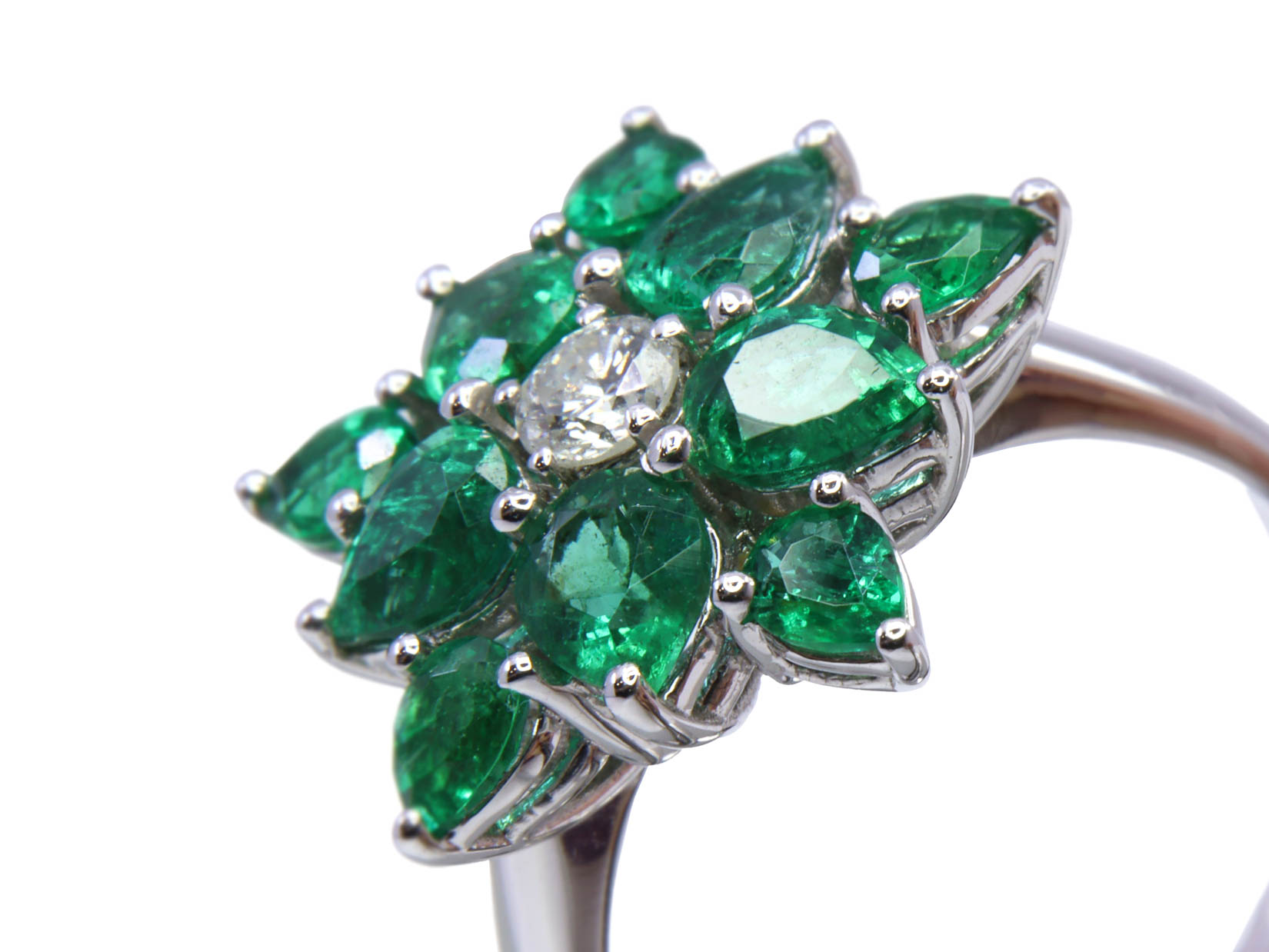 Anello in oro bianco 750/°°° di grammi 6.20 com smeraldi ct 2.18 e diamante ct 0.18 F/G vs1