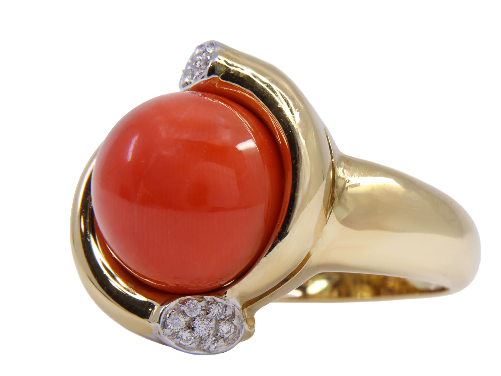 Anello in oro giallo a titolo 750/°°° (18 carati) di grammi 14.50 con corallo e dei piccoli diamantini