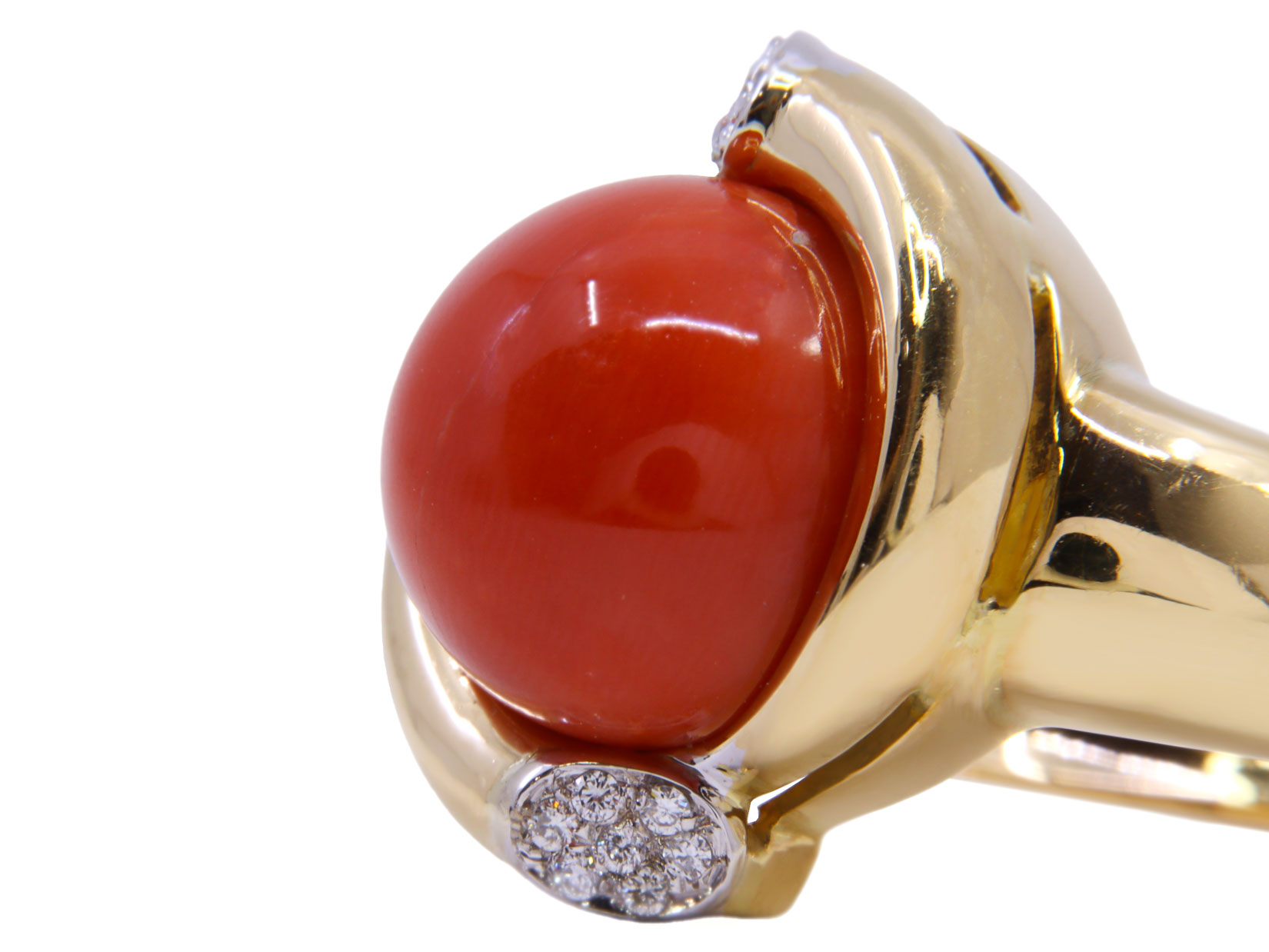 Anello in oro giallo a titolo 750/°°° (18 carati) di grammi 14.50 con corallo e dei piccoli diamantini