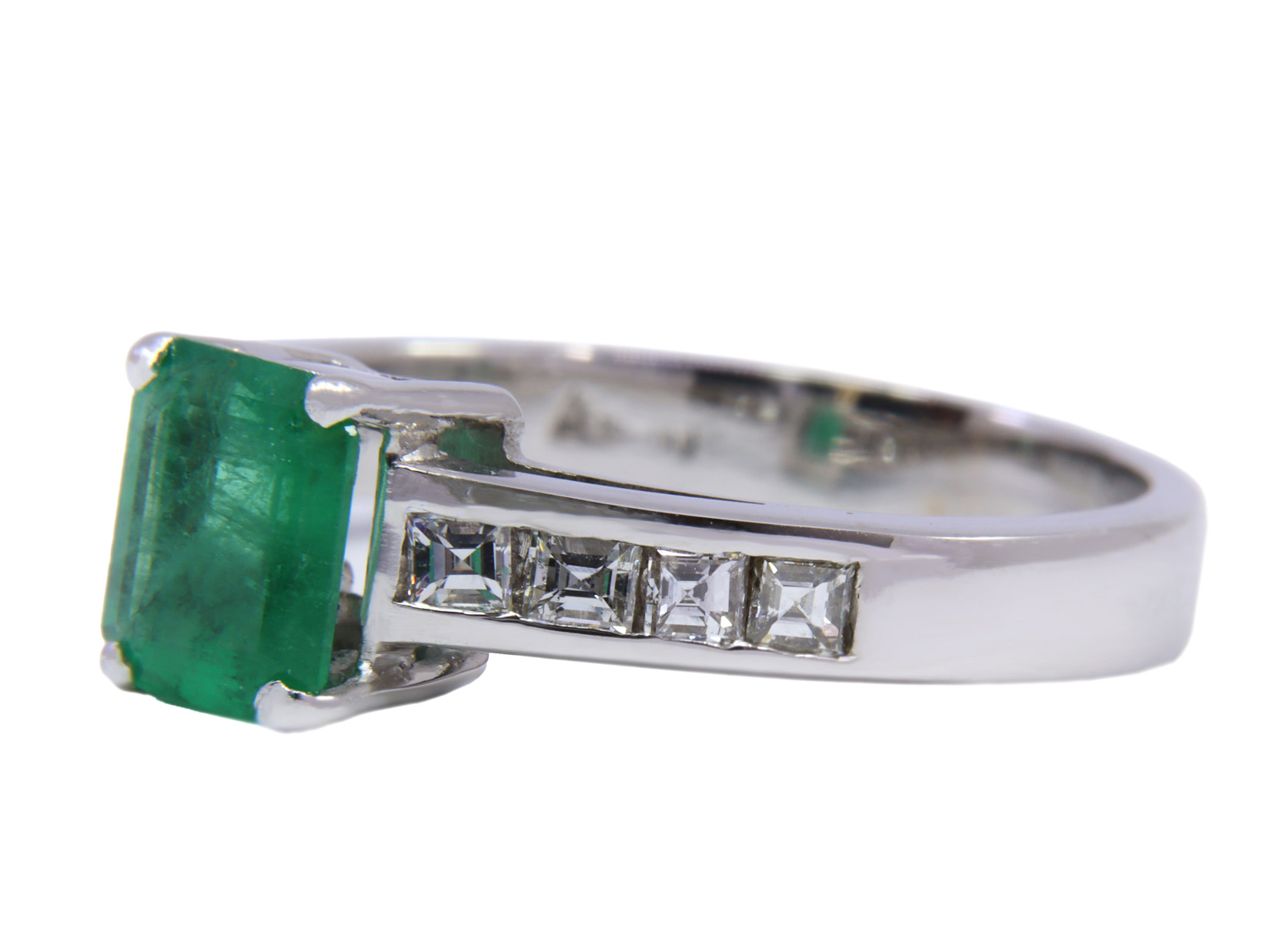 Anello in oro bianco a titolo 750/°°° di grammi 4.50 con uno smeraldo di ct 0.93 edei diamanti taglio princes per un totale di ct 0.43