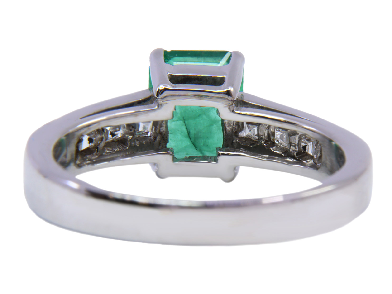 Anello in oro bianco a titolo 750/°°° di grammi 4.50 con uno smeraldo di ct 0.93 edei diamanti taglio princes per un totale di ct 0.43