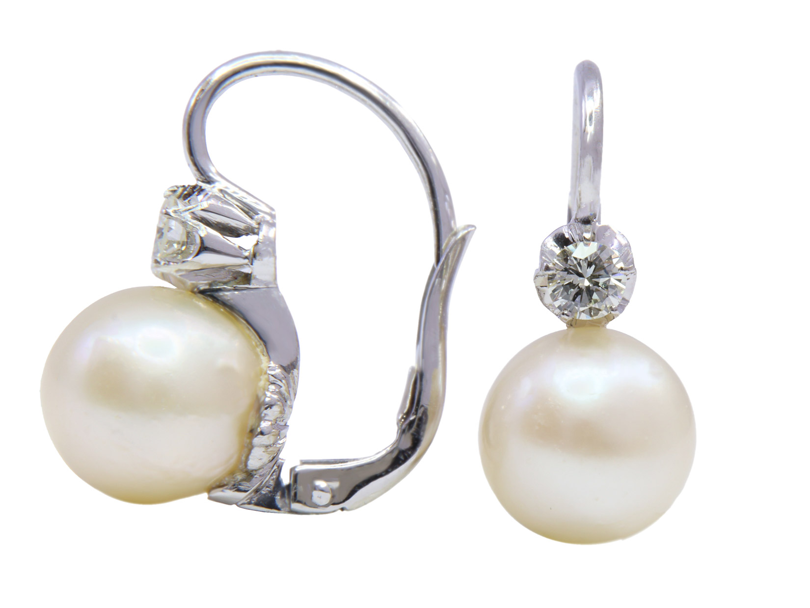 Orecchini in oro bianco a titolo 750/°°° (18 carati) con due perle e due piccoli diamantini per un peso totale di grammi 5.50