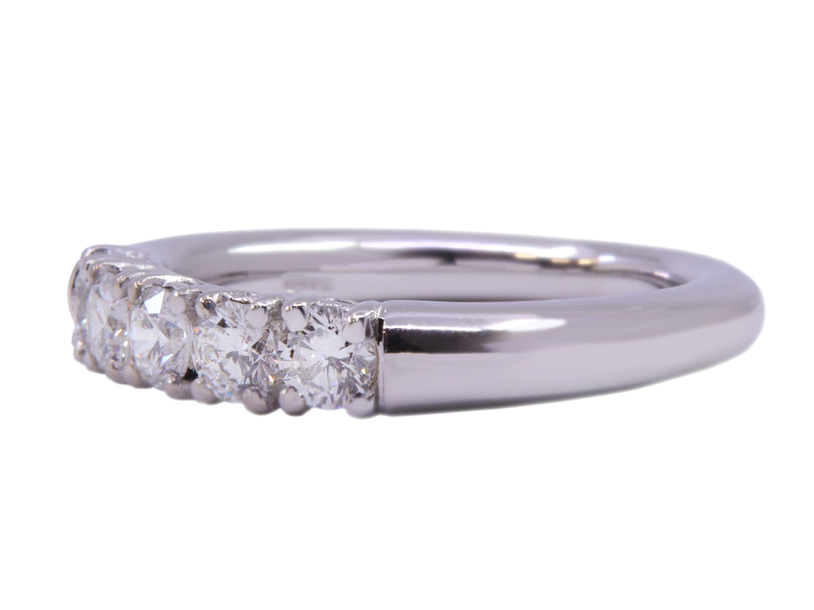 Anello in oro bianco a titolo 750/°°° di grammi 5.50 con dei diamanti per un totale di carati 0.68 colore G/H