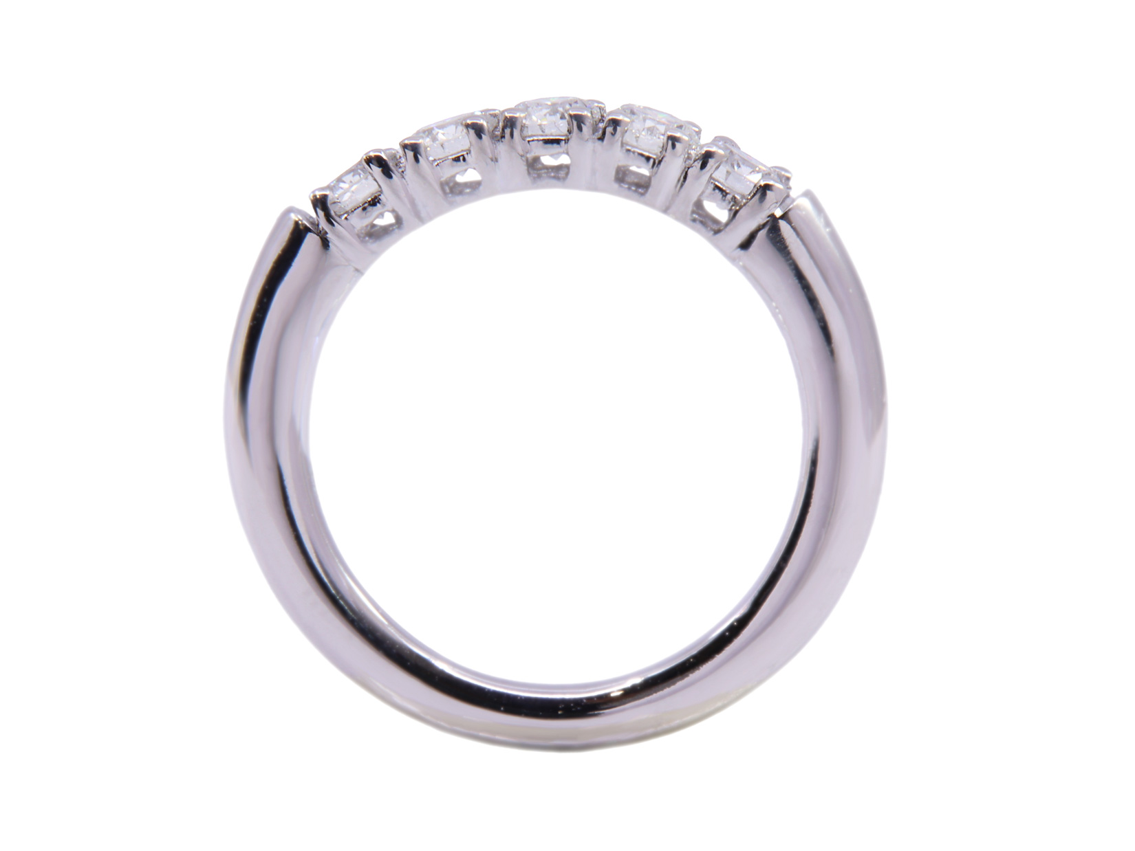 Anello in oro bianco a titolo 750/°°° di grammi 5.50 con dei diamanti per un totale di carati 0.68 colore G/H