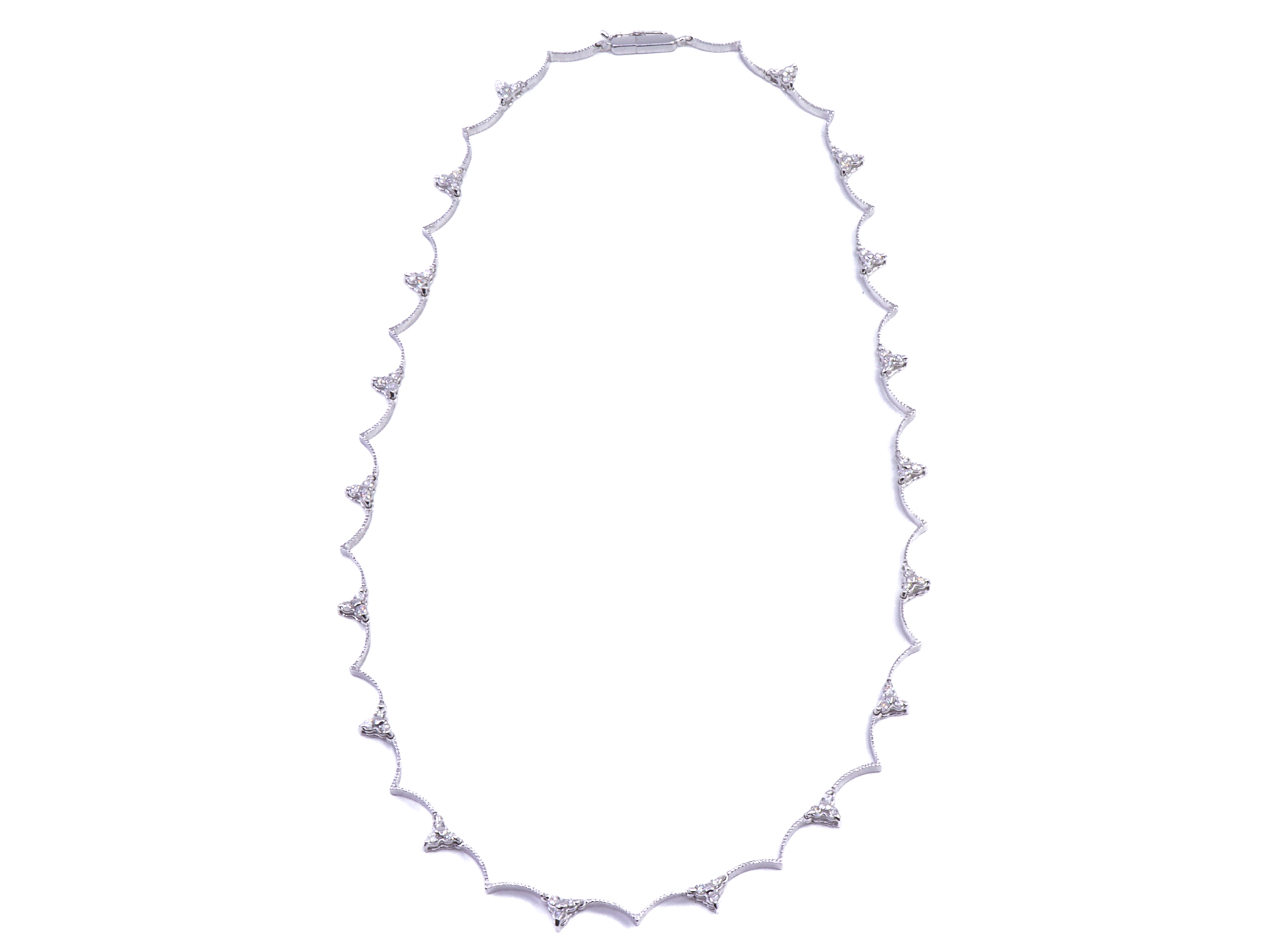 Girocollo in oro bianco a titolo 750/°°° di grammi 14.40 e dei piccoli diamantini