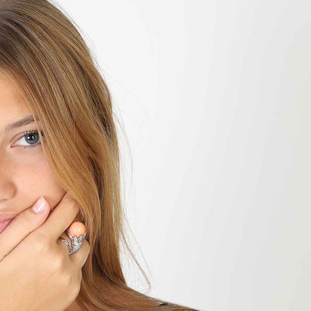 Anello in oro bianco con brillanti e corallo rosa - Gr. 14.3