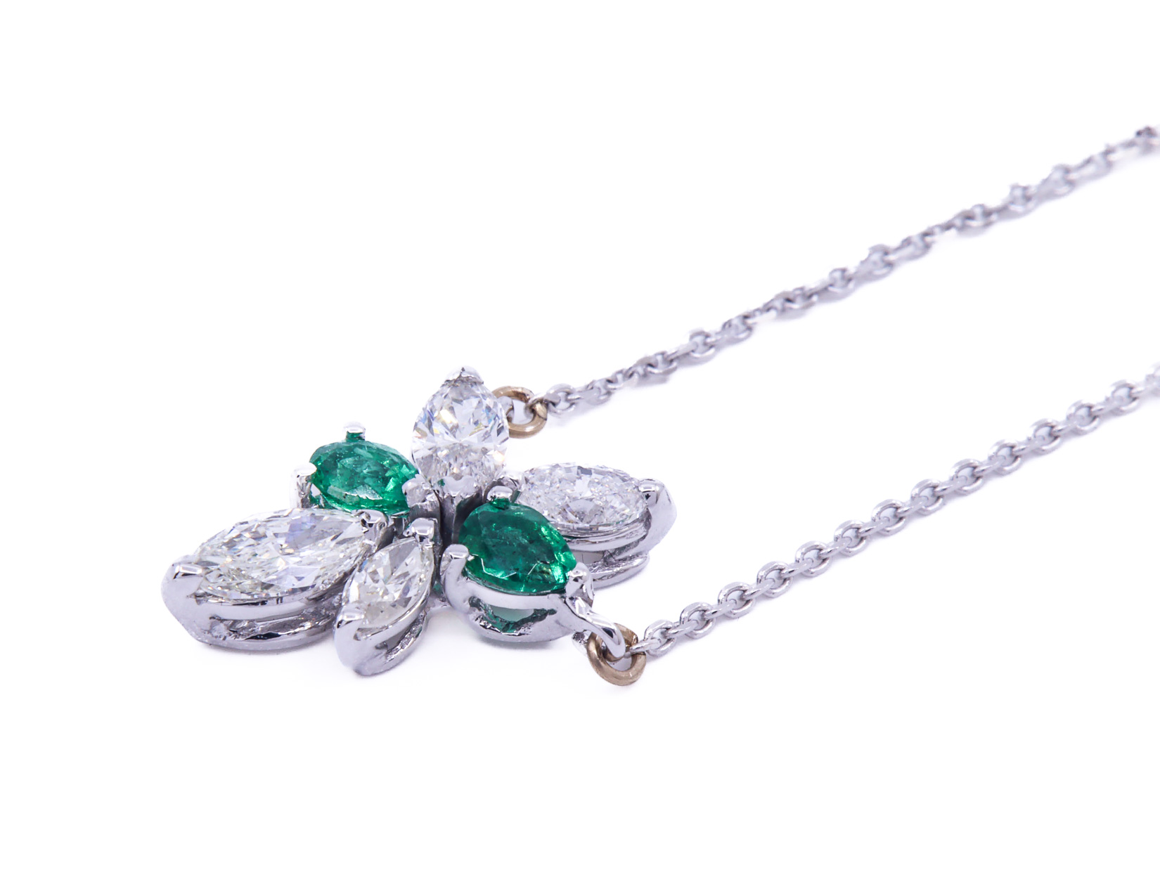 Collana in oro bianco 18 kt. di gr. 3,7 con smeraldo e brillanti