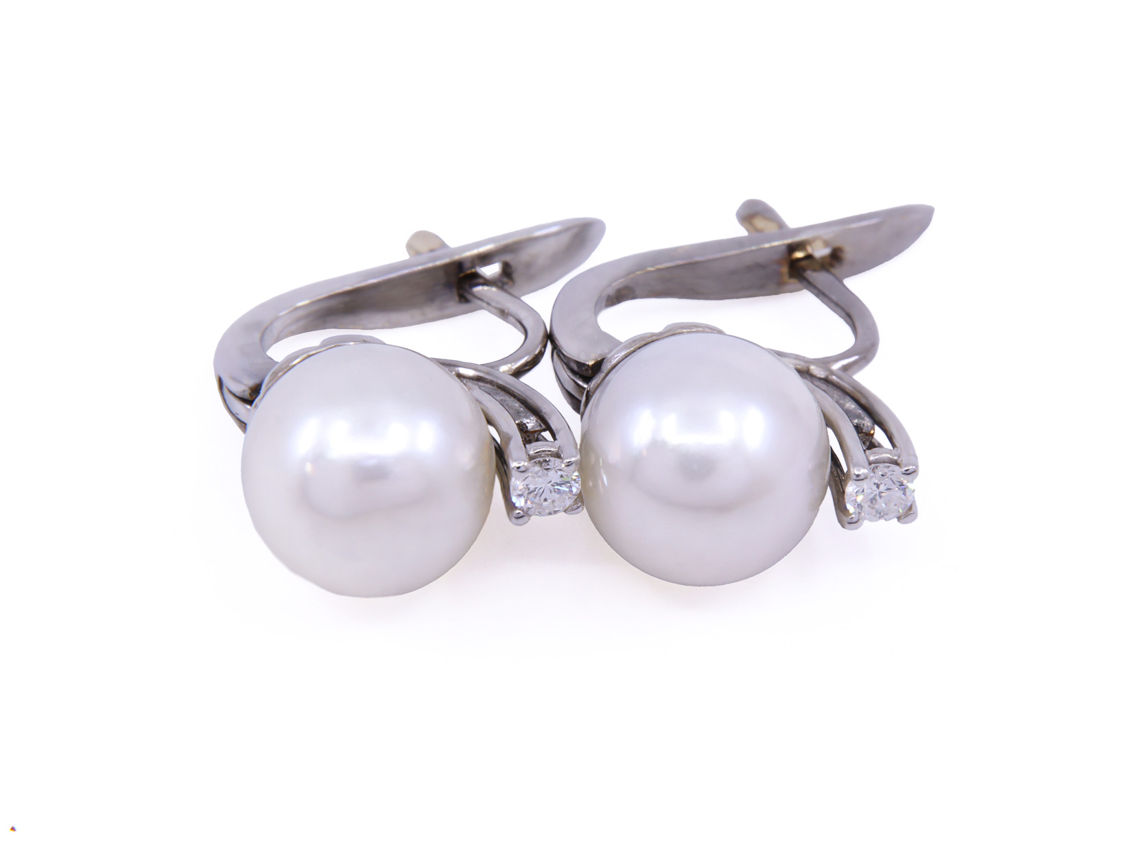 Orecchini in oro bianco 18 Kt. con perle e brillanti