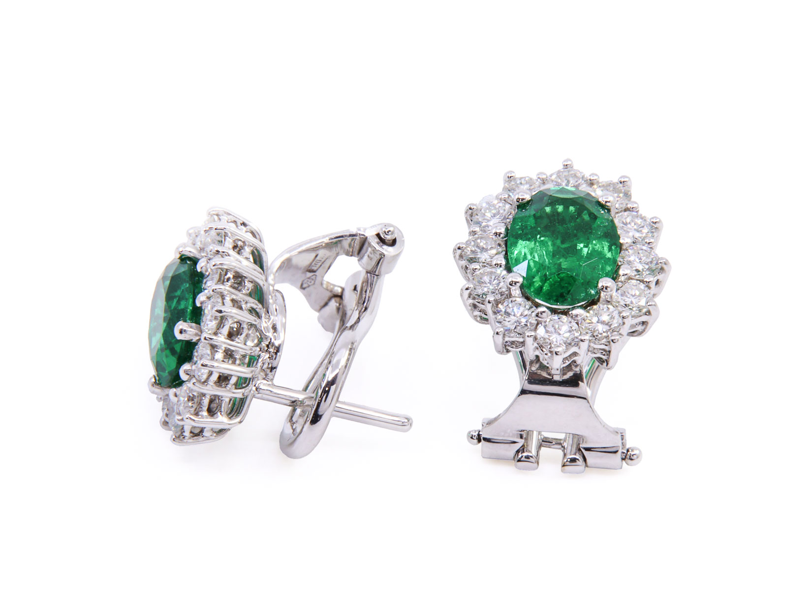 Orecchini in oro bianco 18Kt con smeraldi naturali per un totale di ct 2.16 e diamanti per ct 1.20 - colore F/G - purezza VVS1 - Gr 7.30