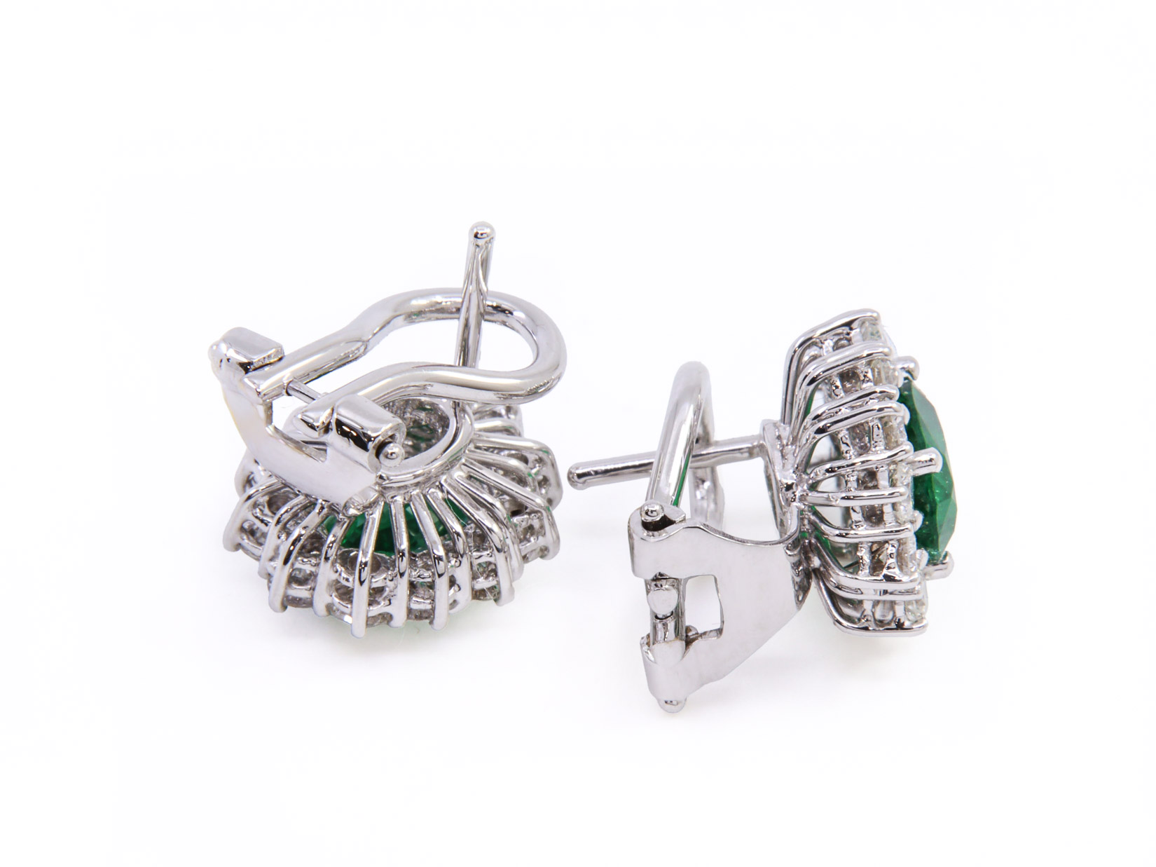 Orecchini in oro bianco 18Kt con smeraldi naturali per un totale di ct 2.16 e diamanti per ct 1.20 - colore F/G - purezza VVS1 - Gr 7.30