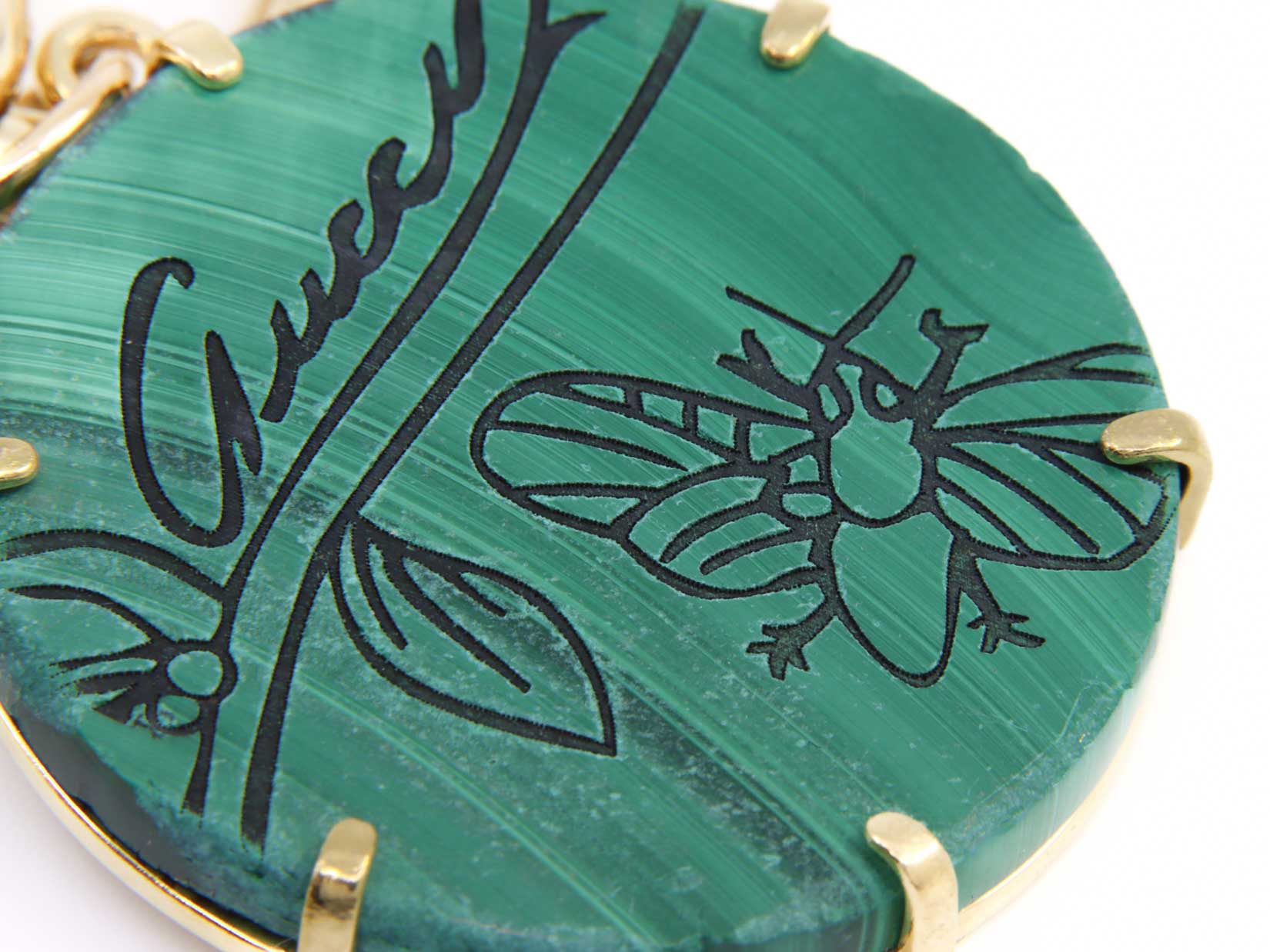 Bracciale in oro 18kt marcato Gucci con ciondoli in oro pietre naturali, per gr. 65,3 (oro netto) ad euro 55,13