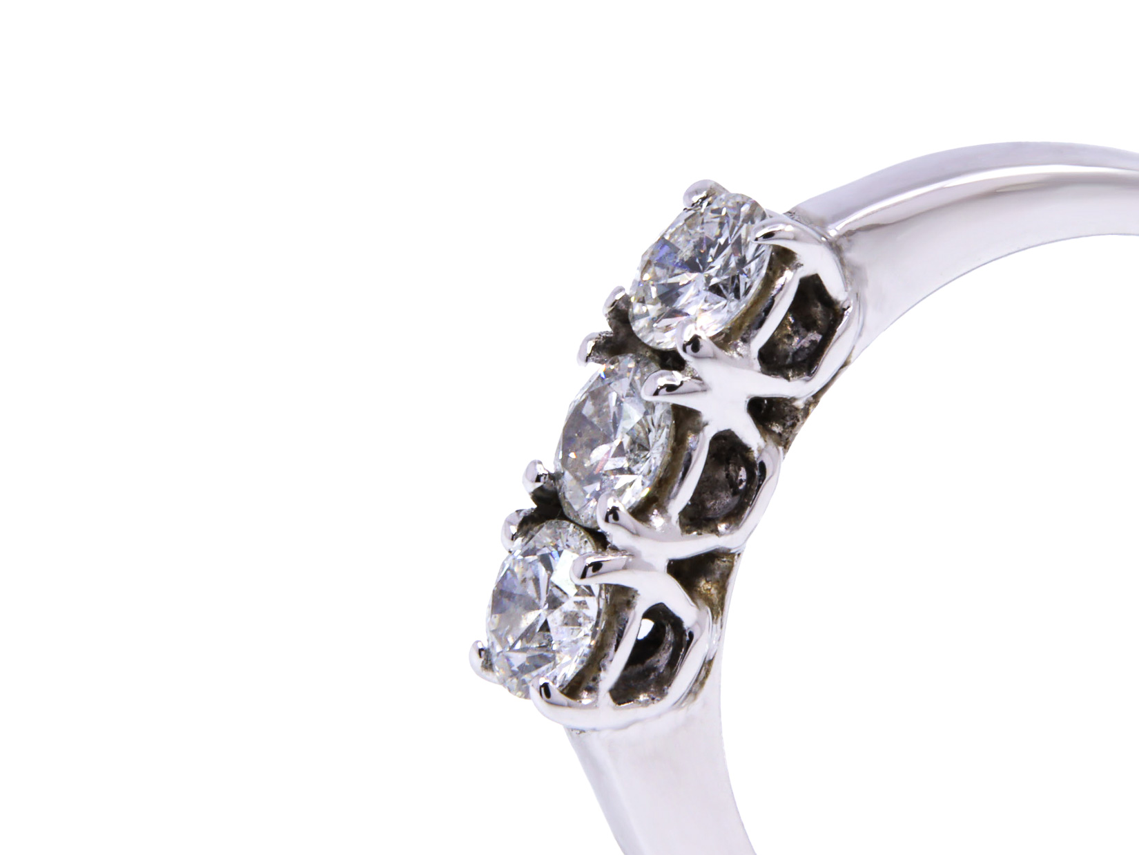 Anello modello trilogi in oro bianco a titolo750/°°° di grammi2.60 con tre diamanti naturali di carati 0.15 cad.