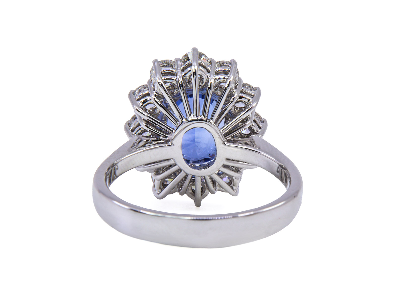 Anello con tanzanite centrale di ct. 3.82 girato di brills ct.totale 1.20 D-E VS