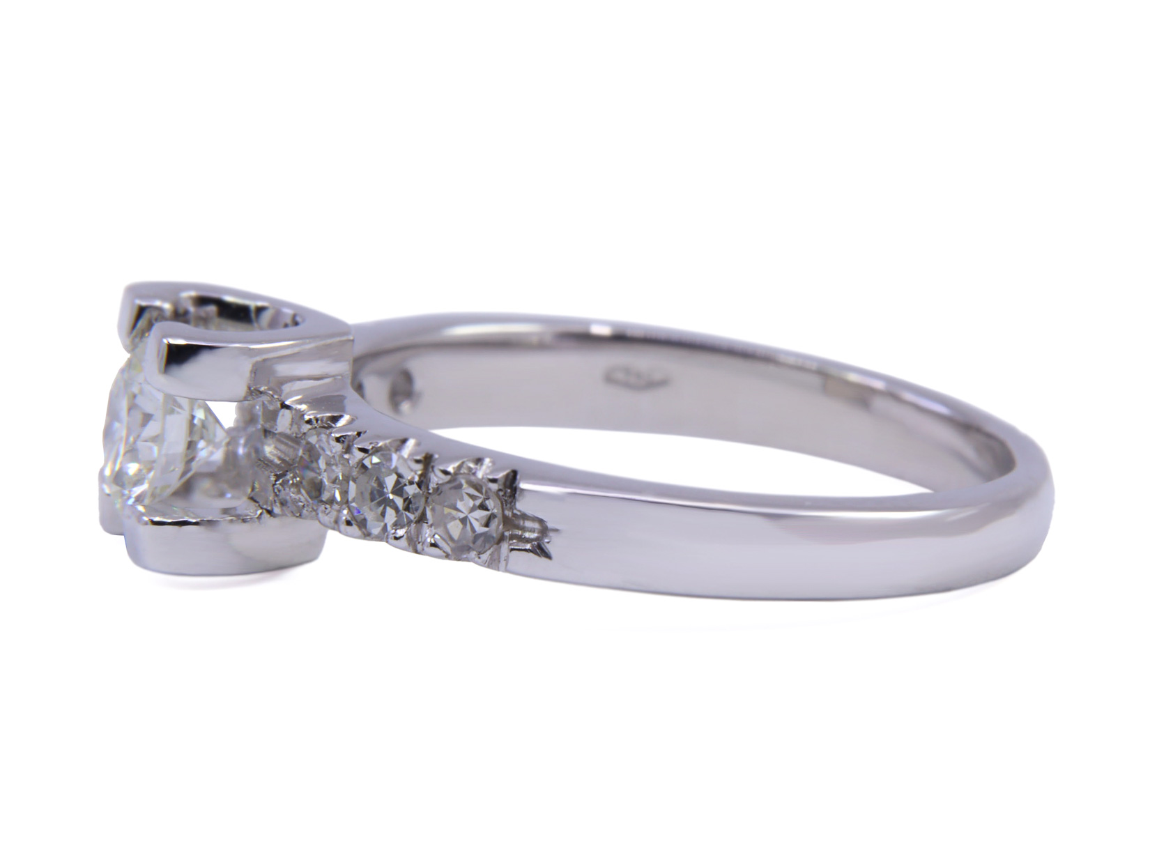 Anello con solitario circa ct. 0.60 in oro bianco 18kt  gr.  4,10 