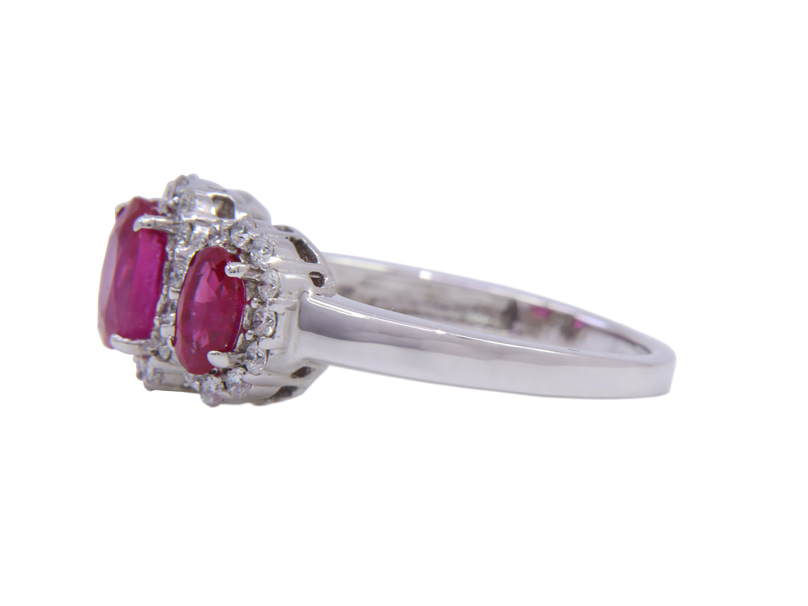 Anello in oro bianco 18 Kt. con brillanti Colore G - Grado di Purezza Vs1 - Totale ct. 0.40 e 3 Rubini taglio Ovale - Totale ct.1.05 - Gr.3,40