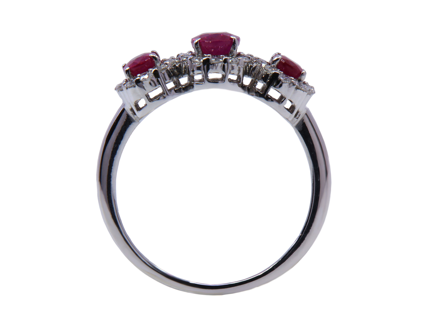 Anello in oro bianco 18 Kt. con brillanti Colore G - Grado di Purezza Vs1 - Totale ct. 0.40 e 3 Rubini taglio Ovale - Totale ct.1.05 - Gr.3,40