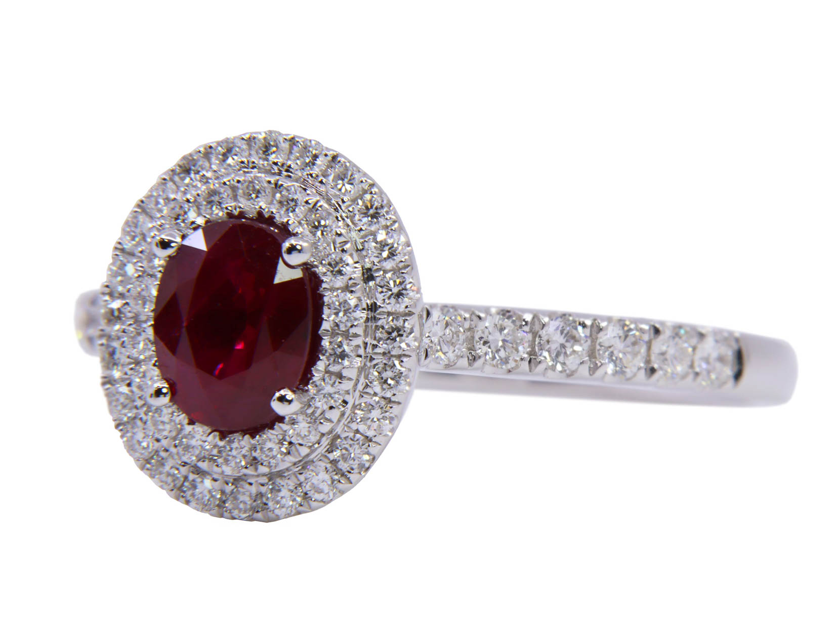 Anello in oro bianco con Rubino centrale taglio ovale ct.0.84 e brillanti Ct.0.46 F/G VVS - Gr.3.50