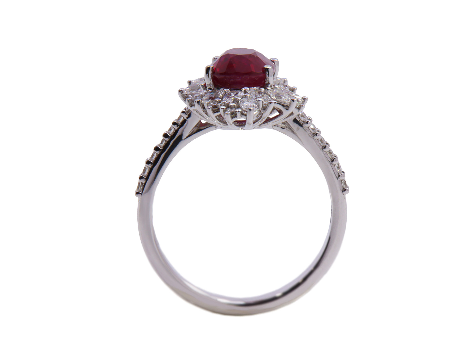 Anello in oro bianco 18 kt di gr. 2,50 con Rubino naturale di 2.51ct e Brillanti naturali di tot. 0.80ct, colore G, purezza VVS