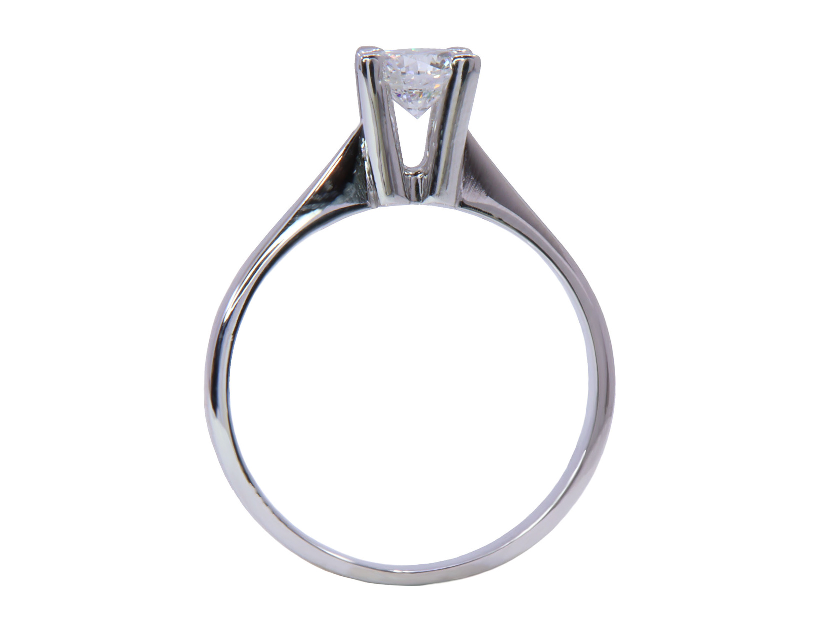 Anello in oro bianco a titolo 750/°°° di grammi 3.60 con un diamante naturale di carati 0.46 circa