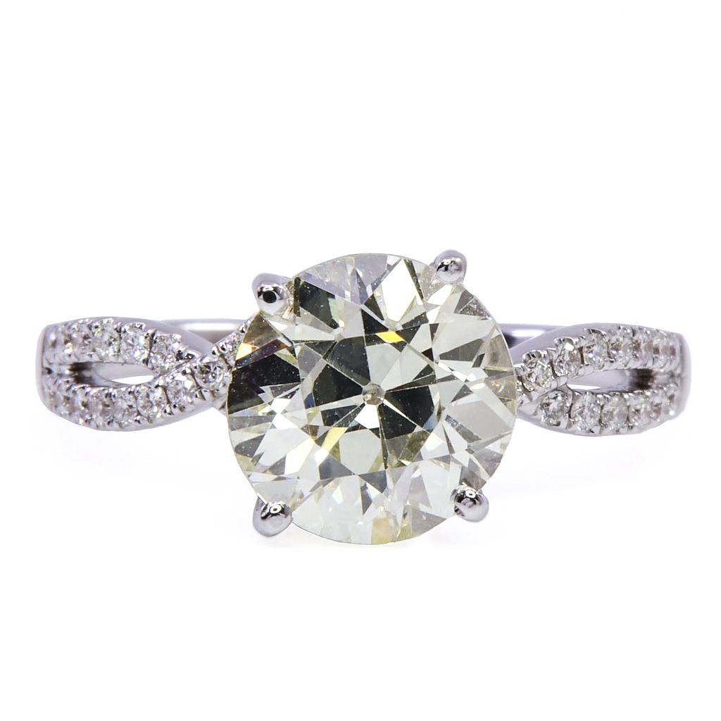 Anello solitario - Diamante Old European Cut 2,98ct.+0,28ct. O-P-VVS2, oro bianco 18kt. e pavé di brillanti