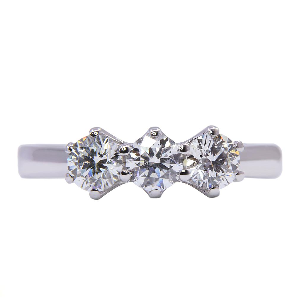 Anello Trilogy - Brillanti 0,91ct. D-SI1, oro 18kt. peso totale gr.3,0
