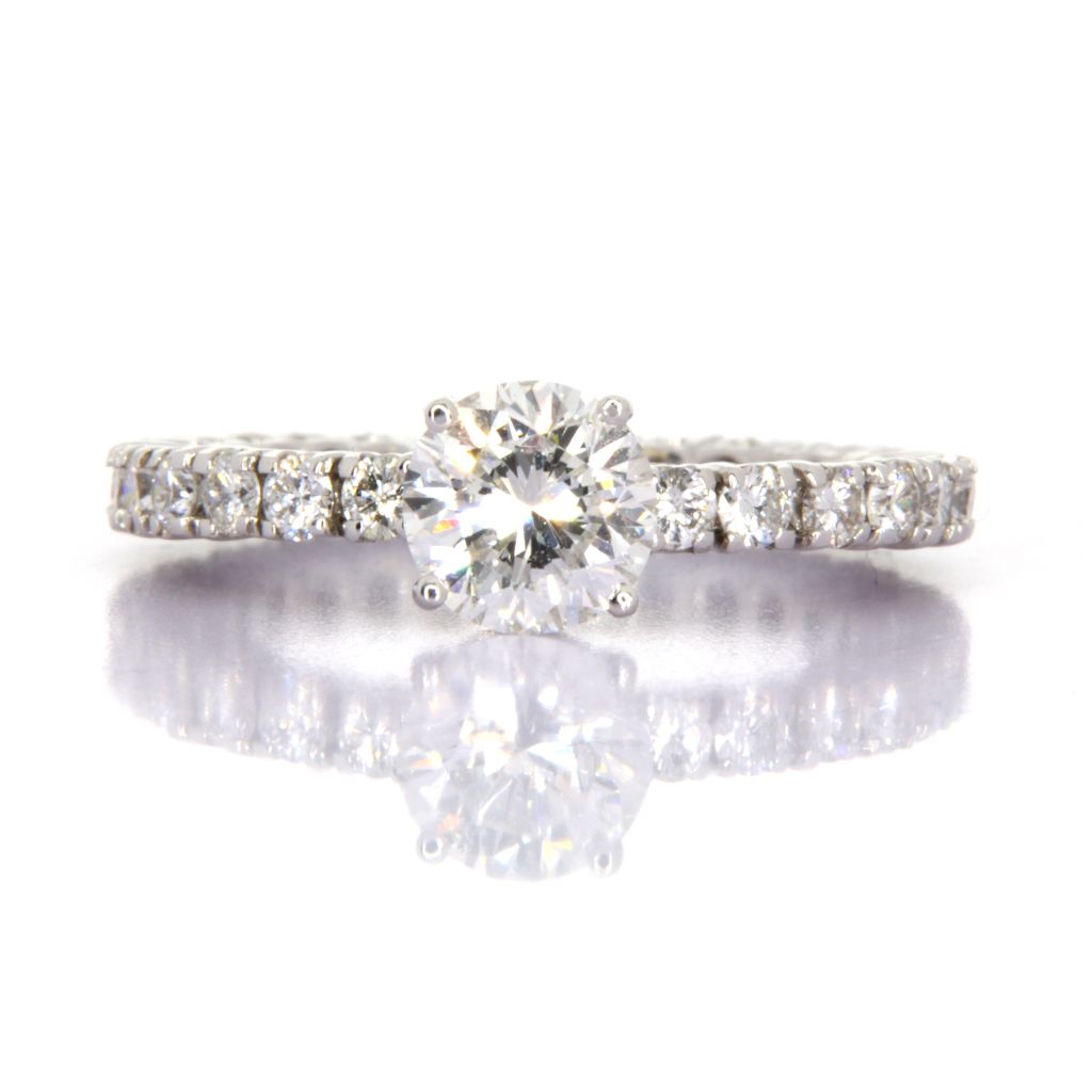 Anello solitario - Brillante centrale 1,26ct G-VVS2, brillanti a giro 1,30ct. F/G-VVS, oro 18kt.